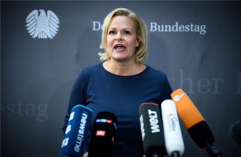 Bundesinnenministerin Nancy Faeser nach ihrer Teilnahme an der Sitzung des Innenausschusses im Deutschen Bundestag.