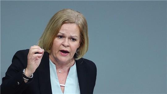 Bundesinnenministerin Nancy Faeser nannte die Tat in Gera ein grauenhaftes Verbrechen und forderte stärkeren Schutz für Frauen. (Archivbild) 