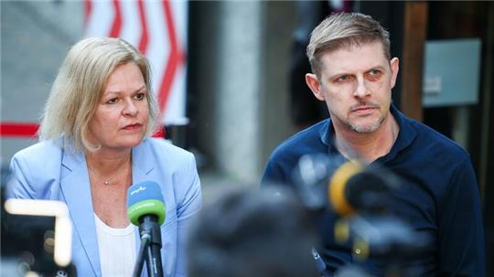 Bundesinnenministerin Nancy Faeser und Europaabgeordneter Matthias Ecke sprechen nach einer Wahlkampfveranstaltung der sächsischen Sozialministerin mit Journalisten.