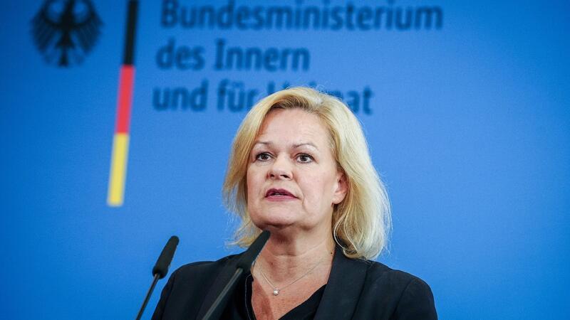 Bundesinnenministerin Nancy Faeser zielt mit ihrem Gesetzentwurf auf einen konsequenteren Vollzug von Abschiebungen.