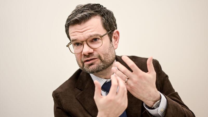 Buschmann für Bekenntnis zu Israel bei Einbürgerungen Bundesjustizminister Marco Buschmann (FDP) hat keine Zweifel daran, dass der Slogan „From the river to the sea, Palestine will be free“ generell verboten sein sollte.
