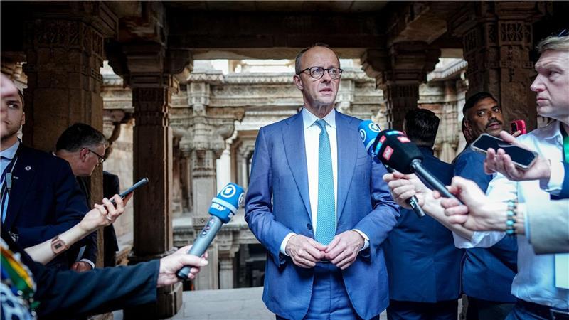 Bundeskanzler Friedrich Merz (CDU) äußert sich am Rande seines Indien-Besuchs auch zur Diskussion die Drohungen von US-Präsident Donald Trump gegen die offiziell zum Nato-Partner Dänemark gehörenden Arktis-Insel Grönland.