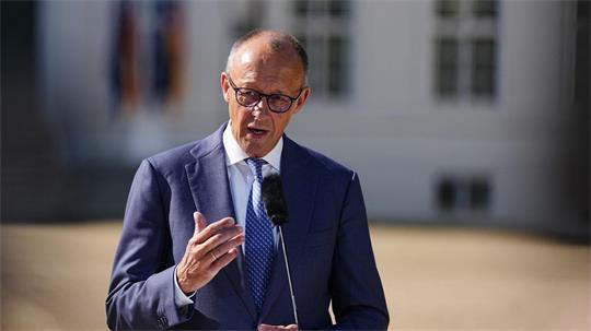 Bundeskanzler Friedrich Merz (CDU) äußert sich zum Auftakt der Kabinettsklausur im Schloss Neuhardenberg auch über den Vorfall mit einer Sprengstoffdrohne in Leipzig.