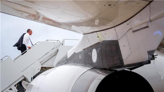 Bundeskanzler Friedrich Merz (CDU) geht nach dem Treffen mit US-Präsident Trump und dem ukrainischen Präsident Selenskyj für den Rückflug nach München die Gangway zum Airbus A319 der Luftwaffe hinauf. 