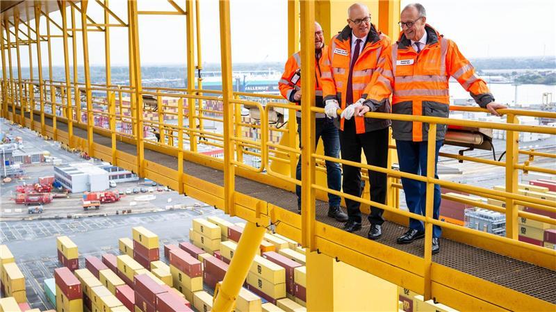 Bundeskanzler Friedrich Merz (CDU) hat den Bremer Senat getroffen und gemeinsam mit Bürgermeister Andreas Bovenschulte (SPD) eine Fahrt durch das Hafengelände in Bremerhaven unternommen. 