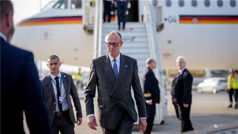 Bundeskanzler Friedrich Merz (CDU) kommt für das informelle Treffen der Staats- und Regierungschefs der EU-Staaten auf dem Flughafen Larnaka International auf Zypern mit einem Airbus A321 der Luftwaffe an.