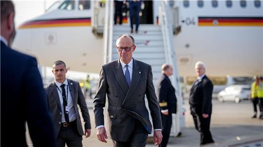 Bundeskanzler Friedrich Merz (CDU) kommt für das informelle Treffen der Staats- und Regierungschefs der EU-Staaten auf dem Flughafen Larnaka International auf Zypern mit einem Airbus A321 der Luftwaffe an.