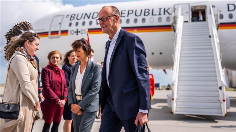 Bundeskanzler Friedrich Merz (CDU) kommt in Begleitung seiner Frau Charlotte Merz zum G7-Gipfel der Staats- und Regierungschefs auf dem Flughafen in Calgary in Kanada an.