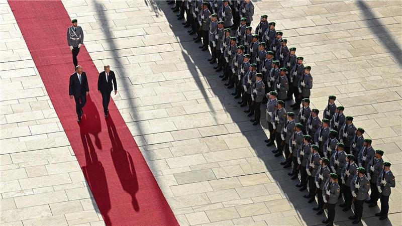 Bilder des Tages Bundeskanzler Friedrich Merz (CDU, l) empfängt den kanadischen Premierminister Mark Carney vor dem Kanzleramt mit militärischen Ehren.