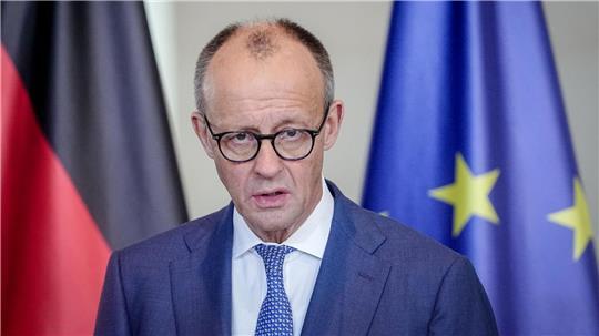 Bundeskanzler Friedrich Merz (CDU) reagiert mit europäischen Partnern auf Trumps Ankündigungen. (Archivbild)