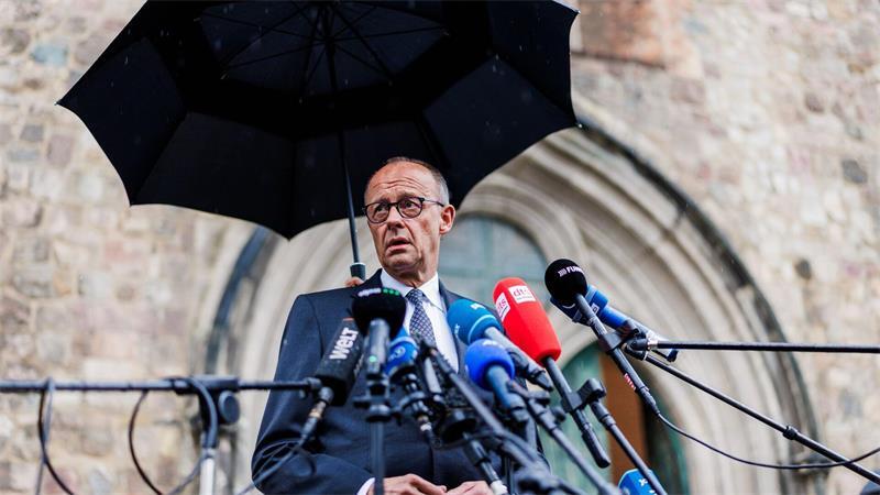 Blumen, Trauer und Rufe nach Zusammenhalt nach CSD-Anschlag Bundeskanzler Friedrich Merz (CDU) rief dazu auf: „Lassen sie sich, lassen wir uns nicht einschüchtern.“