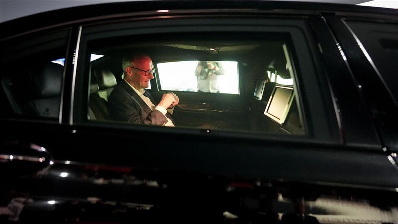 Bundeskanzler Friedrich Merz (CDU) sitzt nach der Ankunft auf dem Internationalen Sardar Vallabhbhai Patel Flughafen in Ahmedabad in einer Limousine.