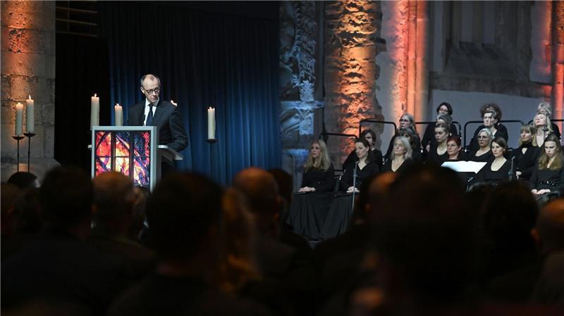 Bundeskanzler Friedrich Merz (CDU) spricht in der Johanniskirche bei der Gedenkveranstaltung für Betroffene und Hinterbliebene ein Jahr nach dem Anschlag auf dem Magdeburger Weihnachtsmarkt.