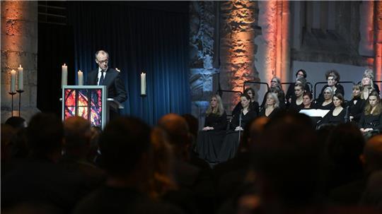 Bundeskanzler Friedrich Merz (CDU) spricht in der Johanniskirche bei der Gedenkveranstaltung für Betroffene und Hinterbliebene ein Jahr nach dem Anschlag auf dem Magdeburger Weihnachtsmarkt.
