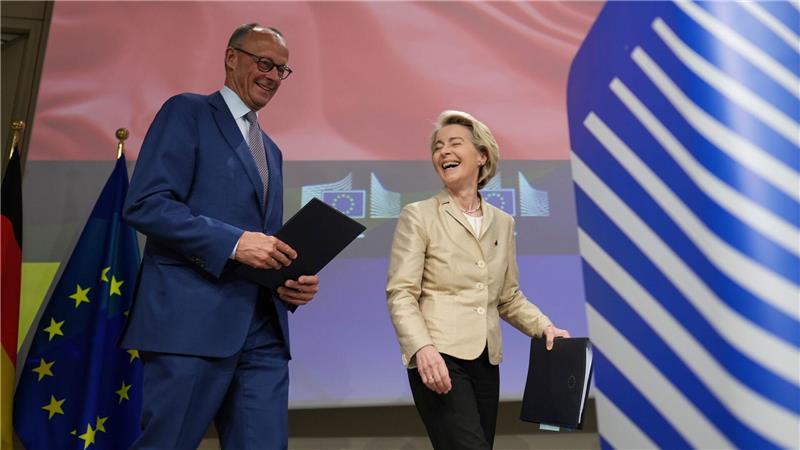 Bundeskanzler Friedrich Merz (CDU) und EU-Kommissionspräsidentin sowie Parteikollegin Ursula von der Leyen treten bei ihrer Pressekonferenz zuversichtlich auf.