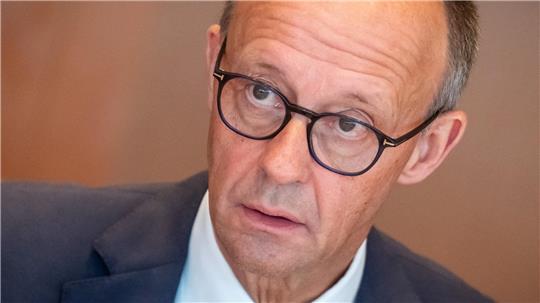 Bundeskanzler Friedrich Merz (CDU) wartet auf den Beginn der Sitzung des Bundeskabinetts im Kanzleramt. 