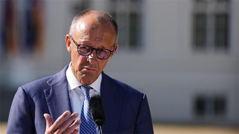 Bundeskanzler Friedrich Merz (CDU) spricht vor Beginn der Klausurtagung der Bundesregierung im Schloss Neuhardenberg.