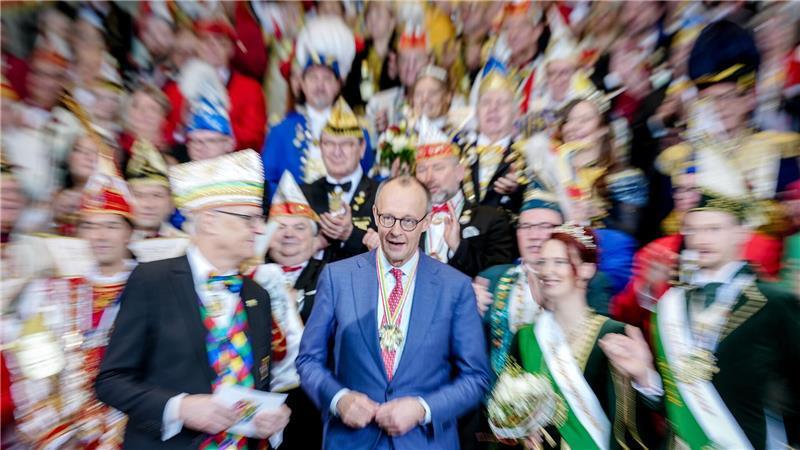 Bundeskanzler Friedrich Merz (M, CDU) begrüßt im Kanzleramt rund 140 Karnevalisten aus dem Land zum jährlichen Karnevalsempfang.