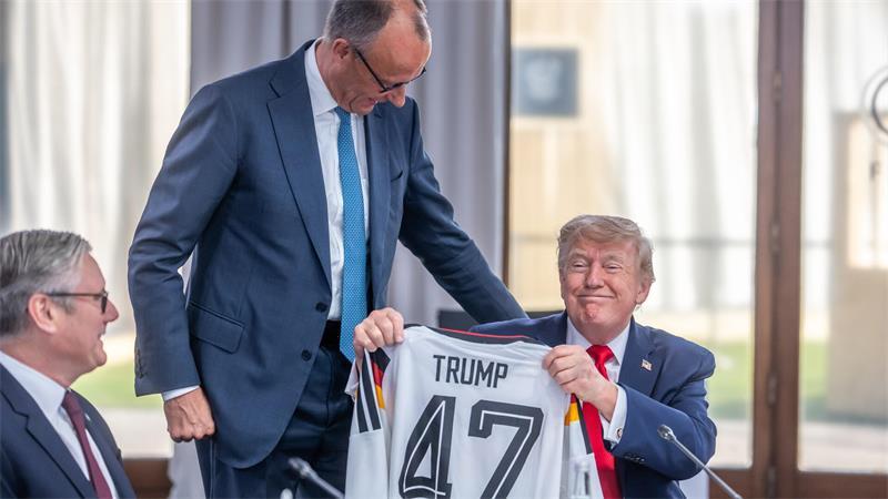 Bundeskanzler Friedrich Merz beschenkte US-Präsident Donald Trump mit einem Deutschland-Trikot.