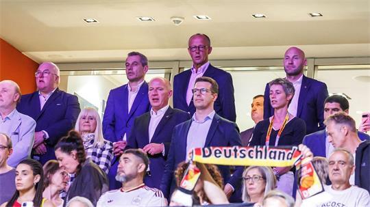Bundeskanzler Friedrich Merz brachte den deutschen Basketballern kein Glück.