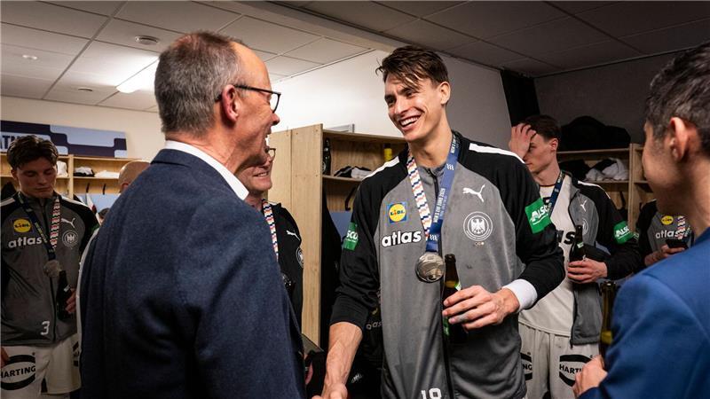 Bundeskanzler Friedrich Merz gratuliert Deutschlands Handballern in der Kabine. 
