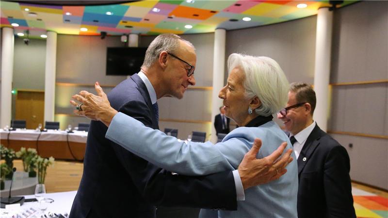 Bundeskanzler Friedrich Merz (l) umarmt Christine Lagarde, Präsidentin der Europäischen Zentralbank, während eines Essens im Rahmen des Euro-Gipfels.