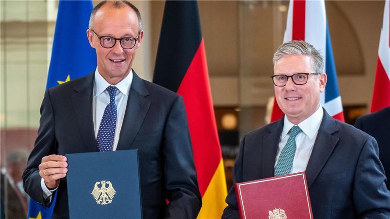 Deutsch-britischer Wirtschaftsgipfel: Freunde mit Vorzügen? Bundeskanzler Friedrich Merz (l.) und Premierminister Keir Starmer unterzeichneten den Kensington-Vertrag. (Archivbild)