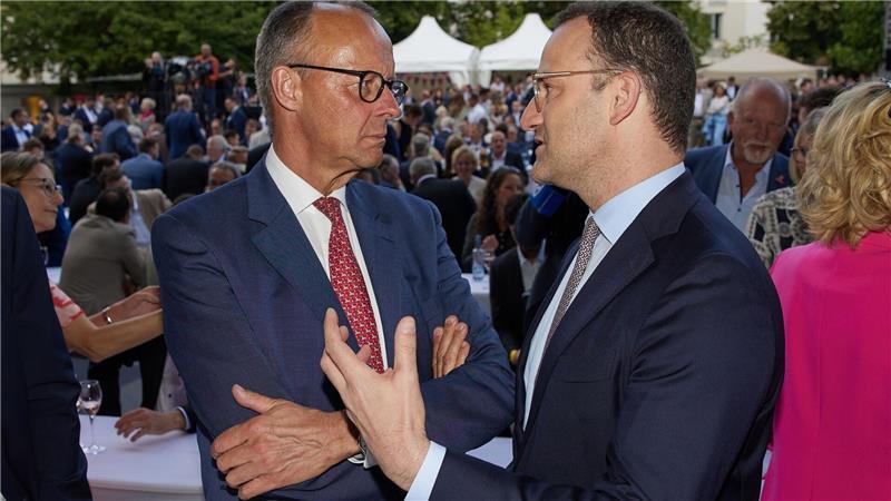 Bundeskanzler Friedrich Merz (links) bekommt nach seiner umstrittenen Entscheidung zum teilweisen Rüstungsexportstopp an Israel Rückendeckung auch von Unionsfraktionschef Jens Spahn (beide CDU).