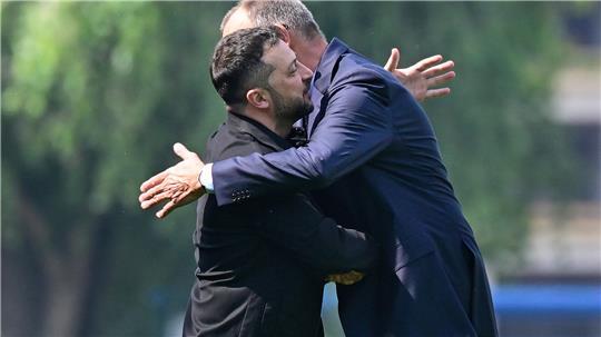 Bundeskanzler Friedrich Merz (r, CDU) begrüßt Wolodymyr Selenskyj, Präsident der Ukraine, bei dessen Ankunft im Garten des Bundeskanzleramtes in Berlin begrüßt. Selenskyj nimmt an virtuellen Beratungen europäischer Staats- und Regierungschefs mit Blick auf das Treffen von US-Präsident Trump und dem russischen Präsidenten Putin teil.