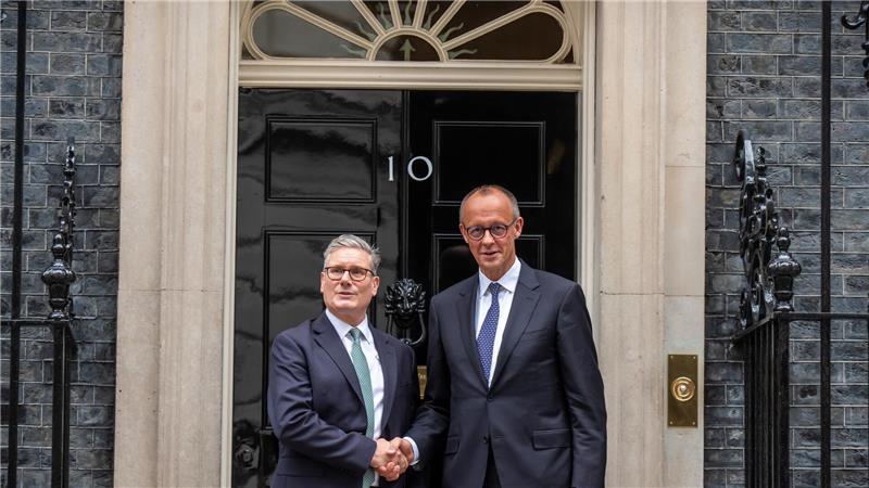 Bundeskanzler Friedrich Merz (r) zu Besuch bei Premierminister Keir Starmer in der Downing Street 10. 
