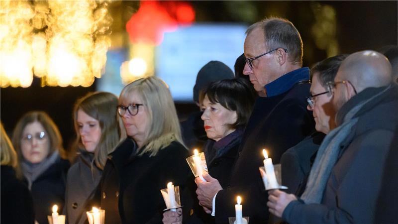 Bundeskanzler Friedrich Merz, seine Ehefrau Charlotte Merz und Simone Borris , Oberbürgermeisterin von Magdeburg, nehmen ein Jahr nach dem Anschlag auf dem Magdeburger Weihnachtsmarkt an einer Lichterkette nach der Gedenkveranstaltung in der Johanniskirche teil. 