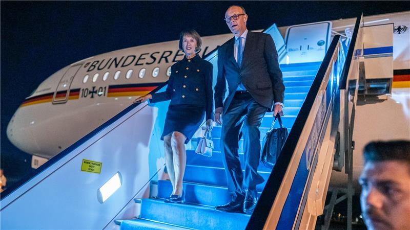 Bilder des Tages Bundeskanzler Friedrich Merz steigt neben seiner Frau Charlotte am Flughafen in Ankara aus einem Flugzeug der Flugbereitschaft.
