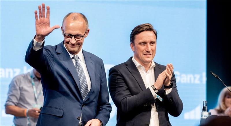 Niedersachsens CDU-Chef Sebastian Lechner: „Wir müssen den Wolf klug bejagen“ Bundeskanzler Friedrich Merz und Sebastian Lechner stehen gemeinsam auf der Bühne.