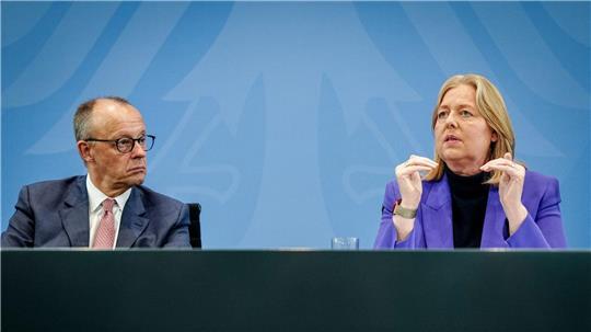 Bundeskanzler Friedrich Merz und Sozialministerin Bärbel Bas nehmen die Empfehlungen der Rentenkommission entgegen. (Archivbild)