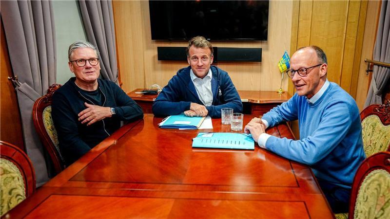 Bundeskanzler Friedrich Merz (v.r.) ist zusammen mit dem französischen Präsidenten Emmanuel Macron und dem britischen Premierminister Keir Starmer auf dem Weg nach Kiew.