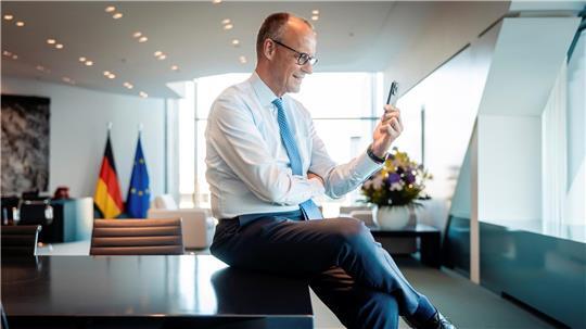Bundeskanzler Friedrich Merz wünschte der deutschen Fußball-Nationalmannschaft per Videoanruf viel Glück für die WM. 