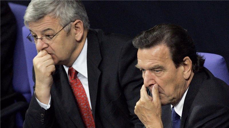 Wie „Abweichler“ Regierende ins Schwitzen bringen Bundeskanzler Gerhard Schröder hatte es mit noch knapperen Mehrheiten zu tun. (Archivbild)