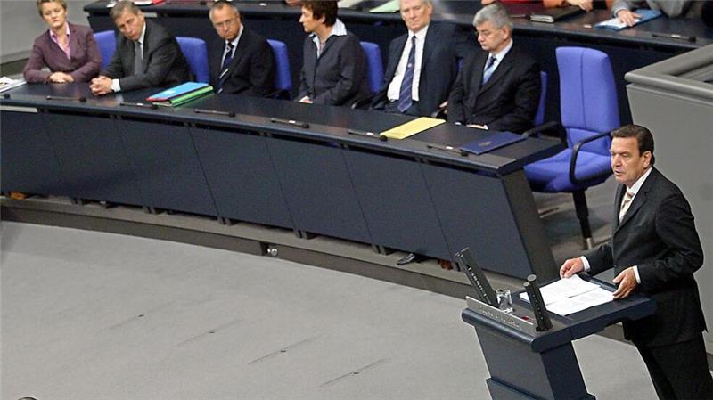 So funktioniert die Vertrauensfrage im Bundestag Bundeskanzler Gerhard Schröder stellte die Vertrauensfrage gleich zweimal - wie hier 2005.
