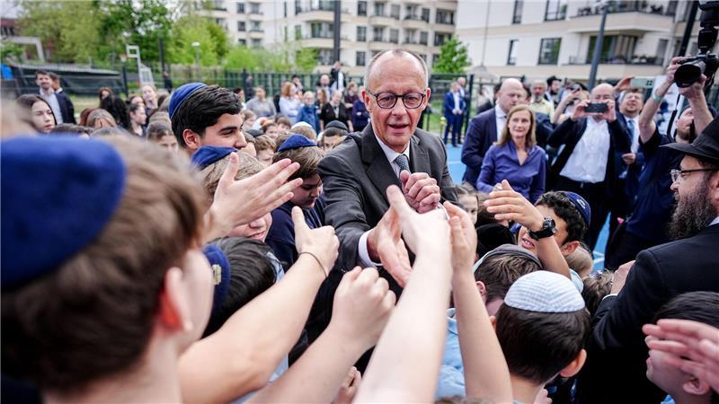 Bundeskanzler Merz begrüßt Schüler der jüdischen Chabad Gemeinde vor dem Beginn einer CDU-Präsidiumssitzung in Berlin.