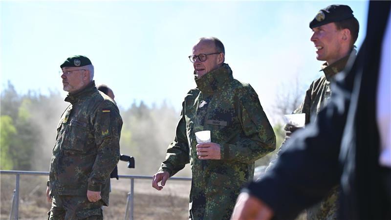 Bundeskanzler Merz besucht die Bundeswehr in Munster. 