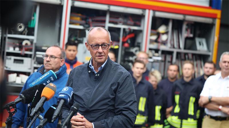 Merz in Waldbrandgebiet: „Das ist Klimawandel“ Bundeskanzler Merz dankte den zahlreichen Helferinnen und Helfern für ihren Einsatz.
