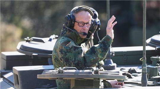 Bundeskanzler Merz im gepanzerten Kampfwagen Boxer.