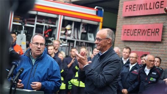 Bundeskanzler Merz klatscht bei Besuch im Waldbrandgebiet Hürtgenwald