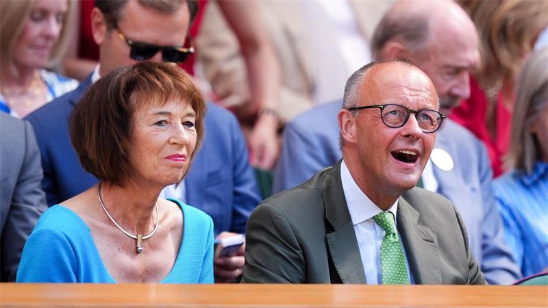 Bundeskanzler Merz verfolgt Herrenfinale von Wimbledon in der Royal Box.