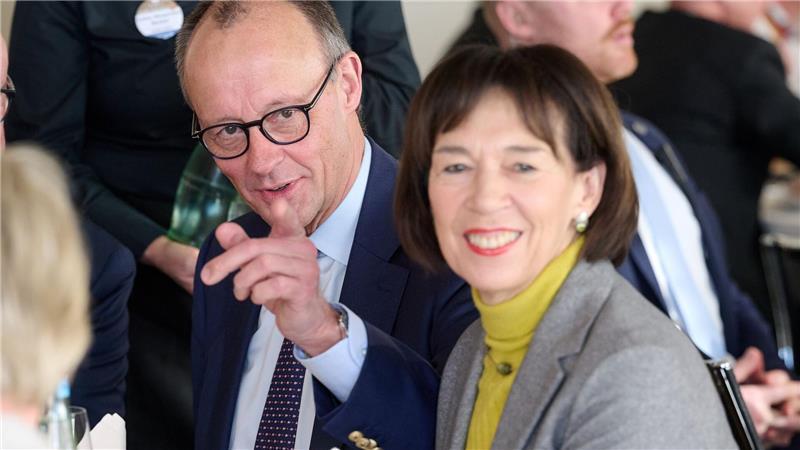 Bundeskanzler Merz wurde vor dem Spiel vom Bäckerinnungsverband West geehrt