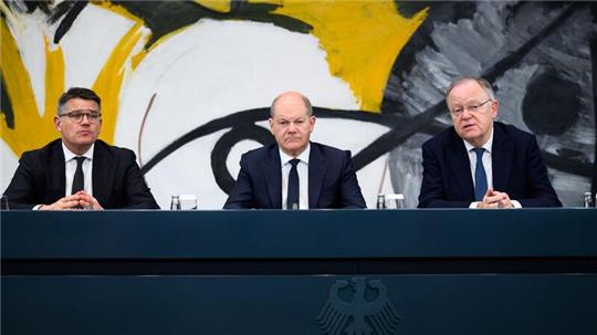 Bundeskanzler Olaf Scholz (M, SPD), Hessens Ministerpräsident Boris Rhein (l, CDU) und Niedersachsens Ministerpräsident Stephan Weil (SPD).