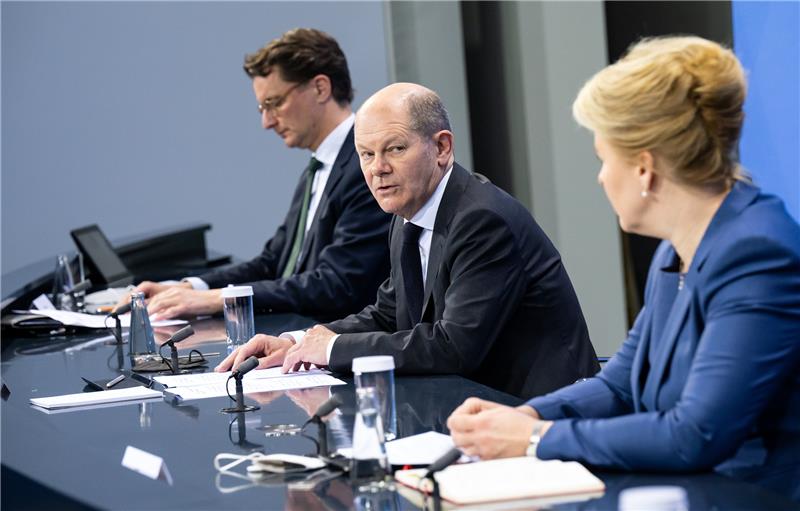 Bundeskanzler Olaf Scholz (M, SPD) äußert sich bei einer Pressekonferenz zusammen mit Hendrik Wüst (l, CDU), Ministerpräsident von Nordrhein-Westfalen, und Franziska Giffey (SPD), Regierende Bürgermeisterin von Berlin, nach den Beratungen zur Corona-Pandemie zwischen der Bundesregierung und der Ministerpräsidentenkonferenz der Länder im Bundeskanzleramt. Foto: Bernd von Jutrczenka/dpa Pool/dpa