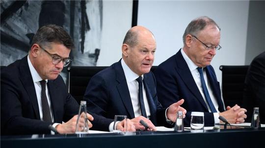 Bundeskanzler Olaf Scholz (M) äußert sich zusammen mit Hessens Ministerpräsident Boris Rhein (l) und Niedersachsens Regierungschef Stephan Weil nach dem Bund-Länder-Gipfel im Bundeskanzleramt.