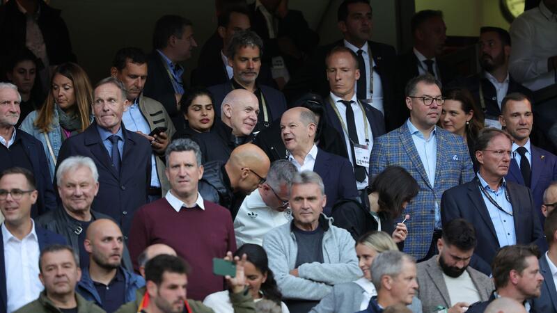 Bundeskanzler Olaf Scholz (M) und DFB-Präsident Bernd Neuendorf unterhalten sich vor Beginn der Partie.