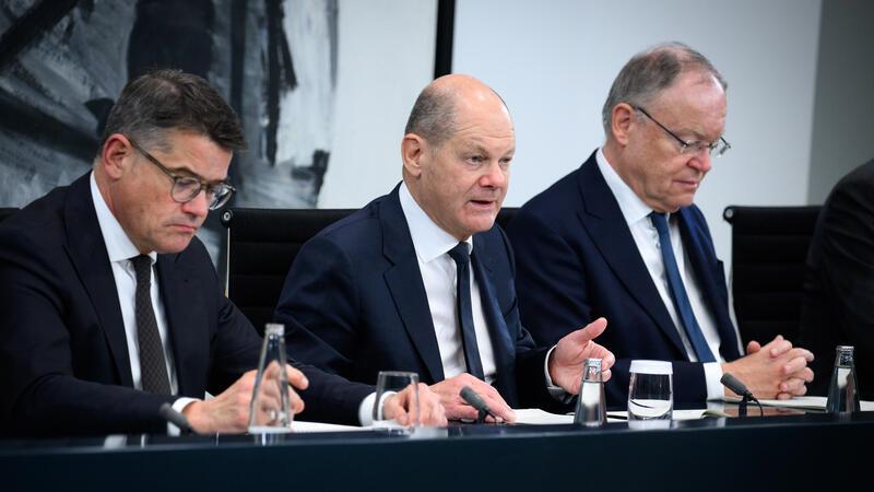 Flüchtlinge und Deutschland-Ticket: Die Beschlüsse vom Bund-Länder-Gipfel Bundeskanzler Olaf Scholz (Mitte, SPD) beriet unter anderem mit Niedersachsens Landeschef Stephan Weil (SPD, rechts) und Boris Rhein (CDU/Hessen).